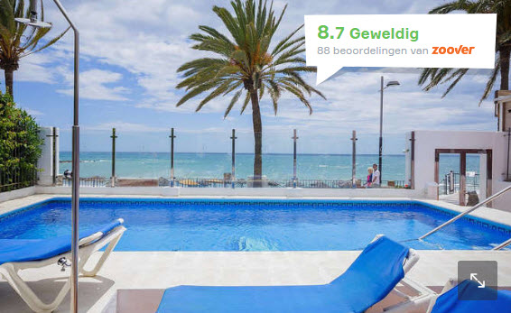 Zwembad aan het strand bij appartement in Marbella